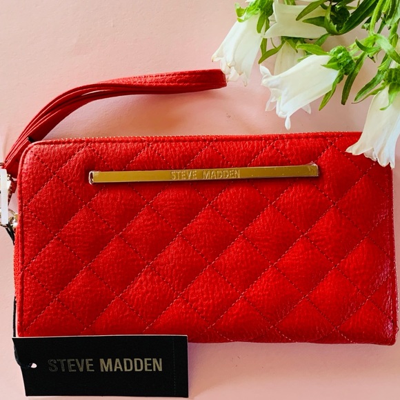 Steve Madden Handbags - New ❤️❤️❤️Steven Madden zip around wallet❤️